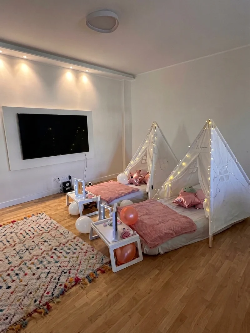 Foto reale Beauty Spa Party TipiTime Roma - tende teepee rosa in casa con luci e letto coordinato