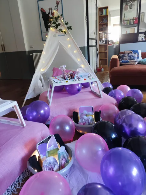 Beauty party TipiTime rosa e viola con palloncini, specchi e tende teepee