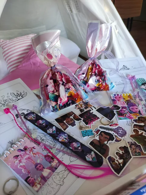 Dettaglio dei gadget e delle attività creative del kit K-pop TipiTime