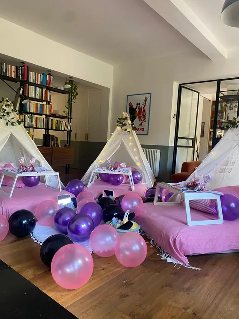K-pop party TipiTime rosa e viola con tende, palloncini e kit personalizzati