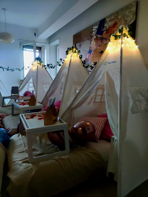 Tende teepee TipiTime illuminate per un pigiama party serale a Roma