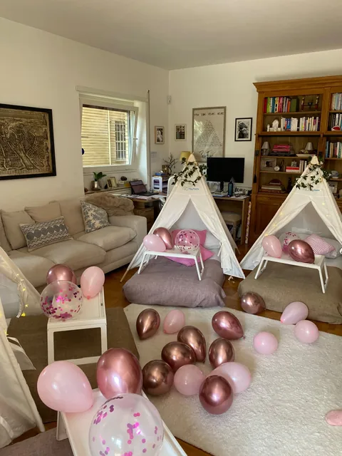 Teepee party TipiTime con palloncini rosa e oro e tende illuminate