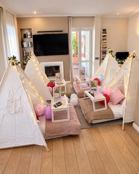 Sei tende teepee TipiTime con tavolini creativi e tessili coordinati